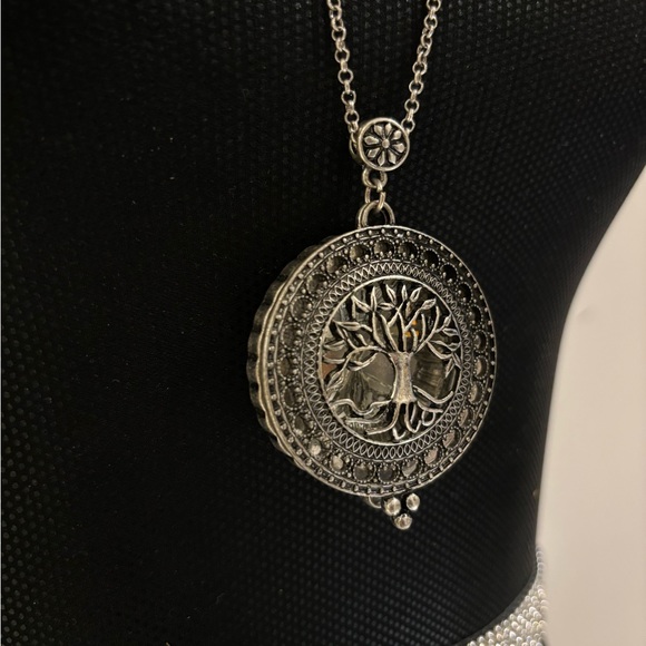 Long chained silver clock necklace - Picture 4 of 4